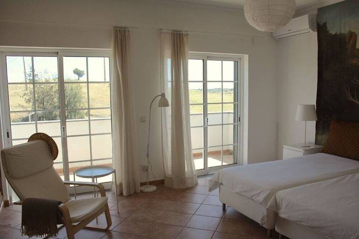 Spacious 2-storey villa with swimming pool and large garden, 6 minutes from Praia Verde. in Quinta do Sobral, Castro Marim