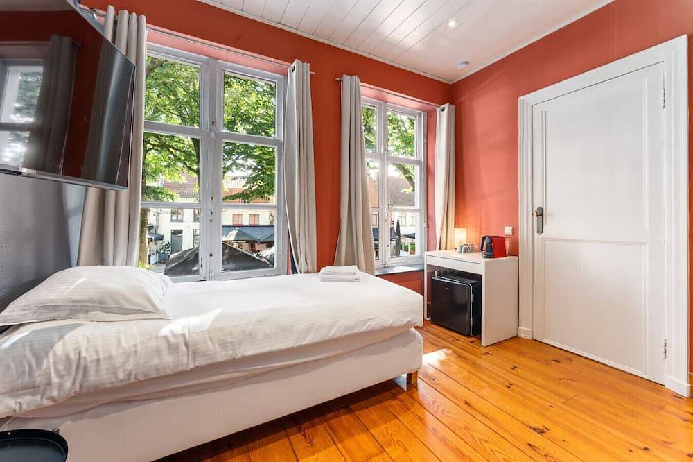 Room with view on old city square The Lake Suites in Bruges, Flandre-Occidentale