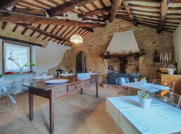 Location de vacances pour 2 personnes, avec piscine et jardin ainsi que terrasse et vue à Esanatoglia