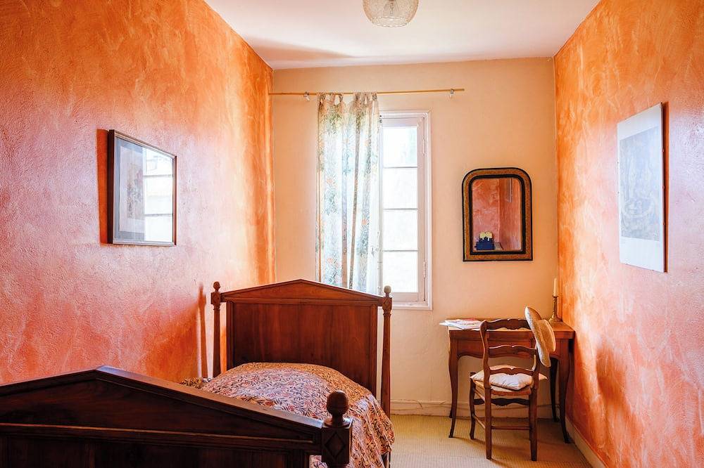 Charming village house at the foot of the Alpilles mountains in Fontvieille, Arles region