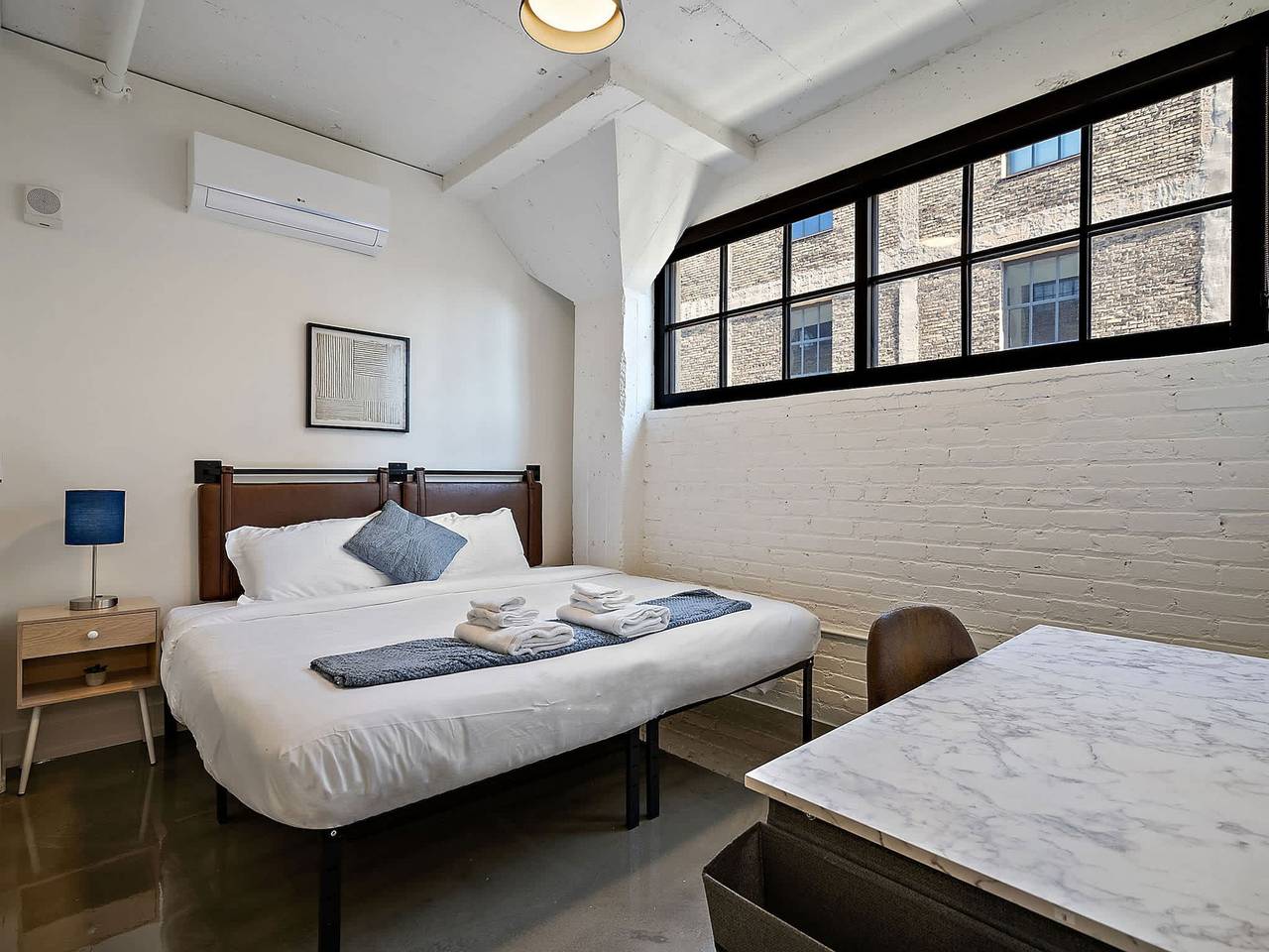 Entire apartment, Cozysuites Nlg with pool  bowling alley  sauna  12 in Minneapolis, Twin Cities