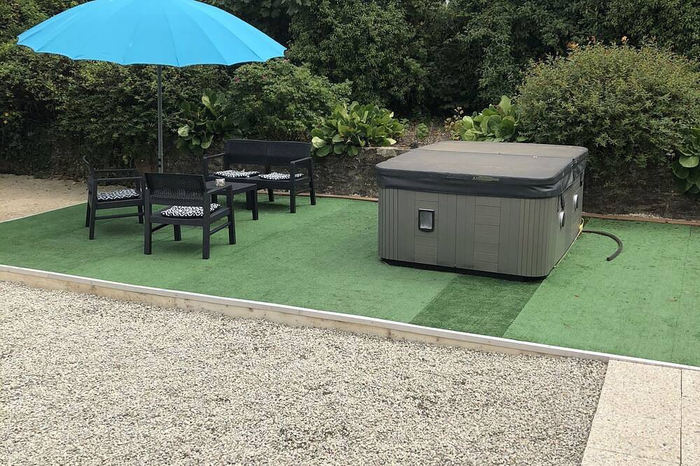 Maison chaleureuse avec jacuzzi in Lannéanou, Région de Morlaix