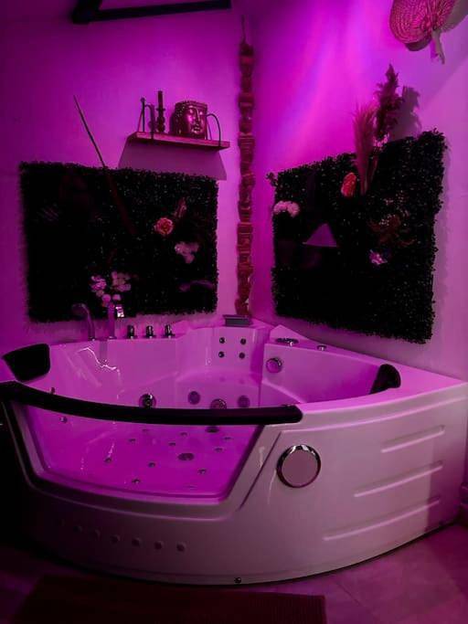 Location de vacances pour 2 personnes, avec terrasse ainsi que jacuzzi et piscine à Villes-sur-Auzon - 3