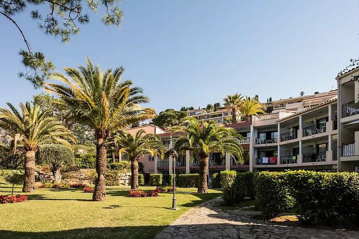 Studio pour 5 personnes, avec Terrasse ainsi que Piscine et Vue