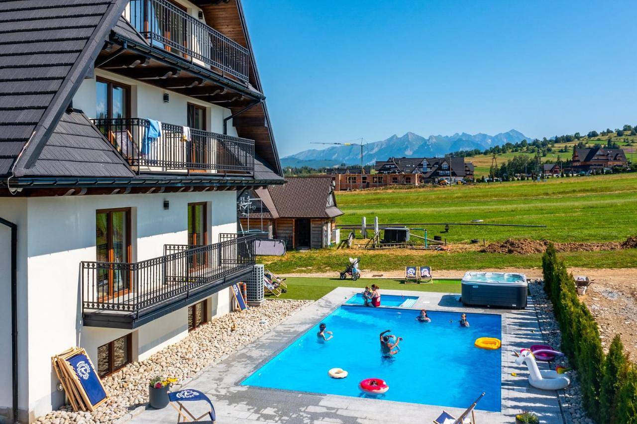 Aparthotel Rabiań-Ski zewnętrzny basen oraz jacuzzi z podgrzewana wodą dmuchaniec i 2 place zabaw w cenie in Białka Tatrzańska, Karpaty (Polska)