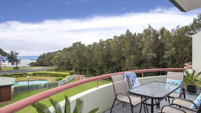 Holiday rental for 5 people, with garden and hot tub as well as balcony and pool in Mollymook Beach