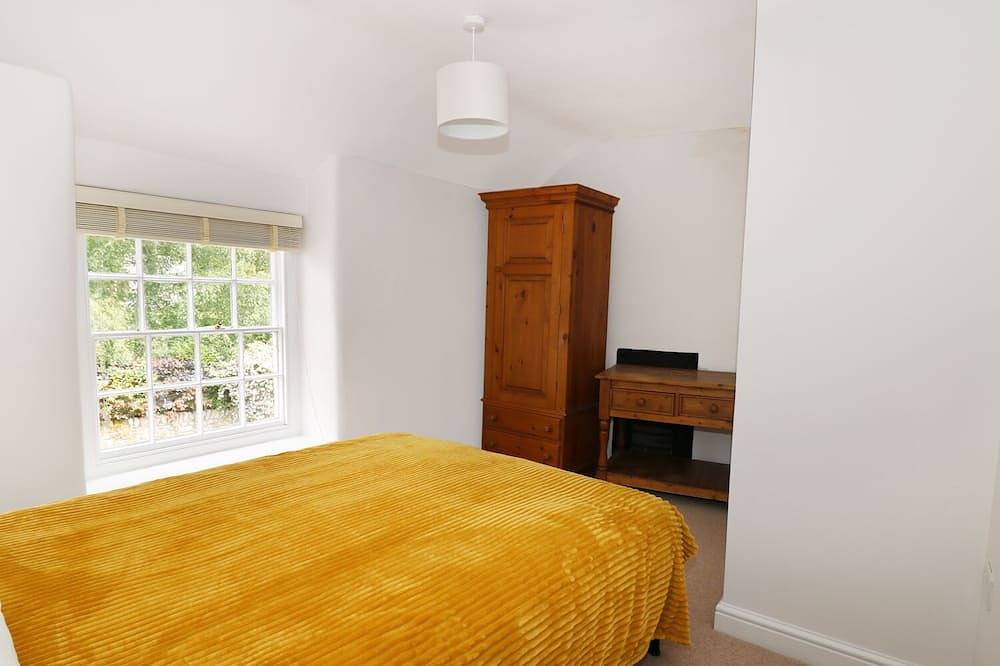 Gritstone Cottage, pet friendly, with open fire in Bakewell in Great Longstone, Derbyshire