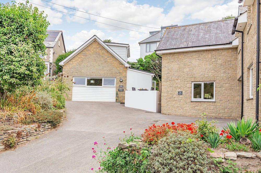 The Beach House, pet friendly, country holiday cottage in Crantock in Crantock, Cornwall