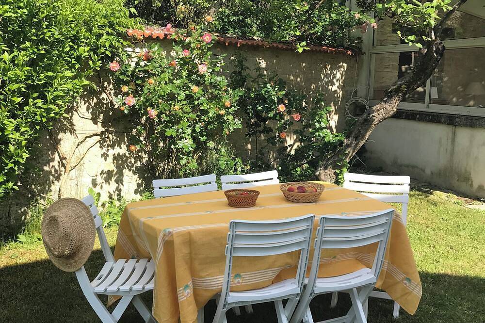 Maison De Charme, Avec Jardin Et Belle Vue Sur La Campagne in Arcy-sur-Cure, Région d'Auxerre