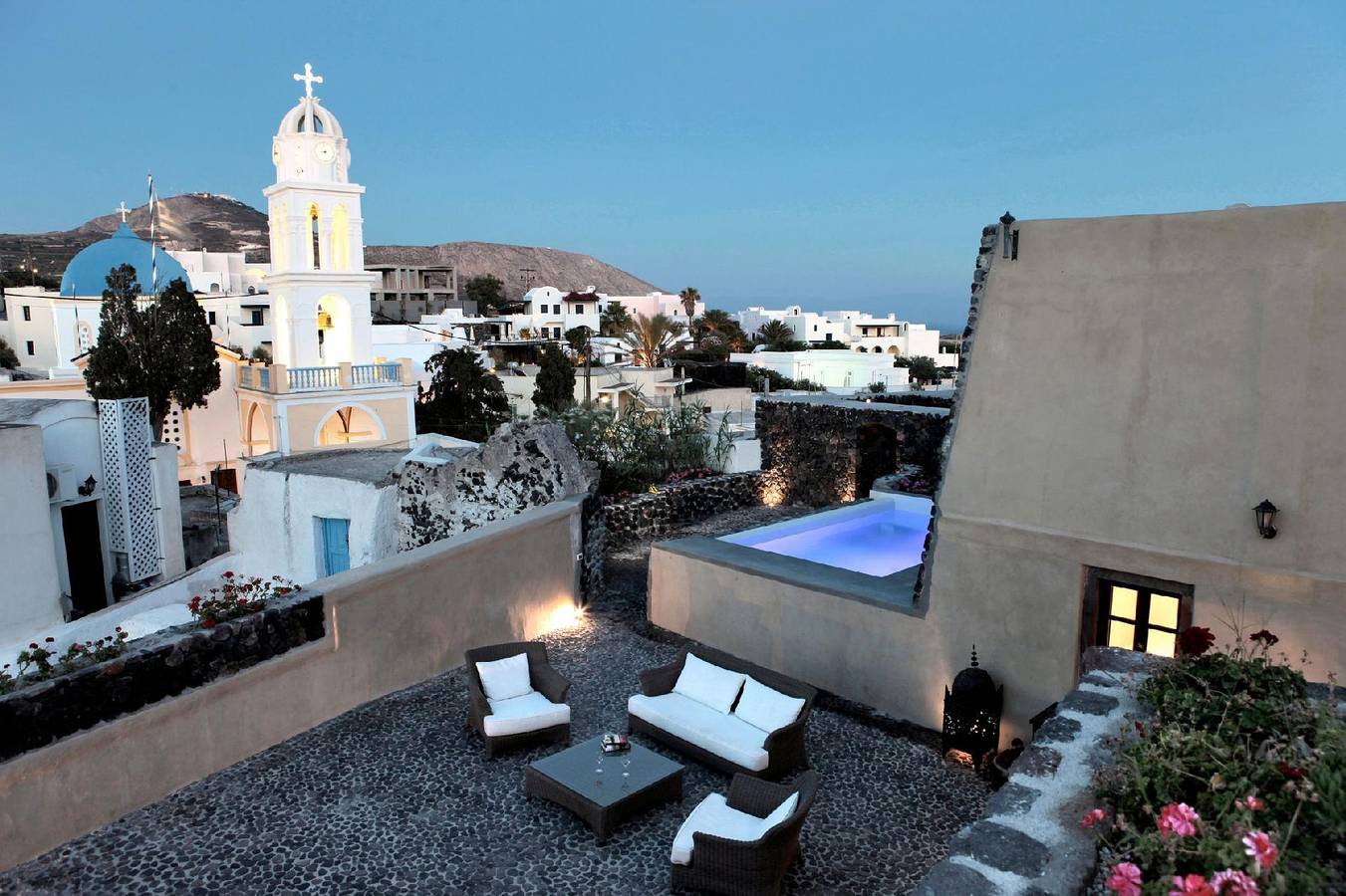 Prachtvolles Herrenhaus mit Terrasse, riesigem Hof und Infinity-Pool über den Dächern der Stadt in Megalochori, Santorin
