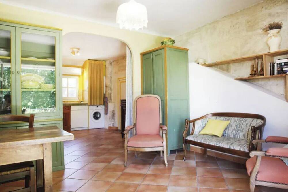 Entire apartment, Charm and comfort in the heart of Manguin - Balcony overlooking park and barbecue in Fourques, Nimes region