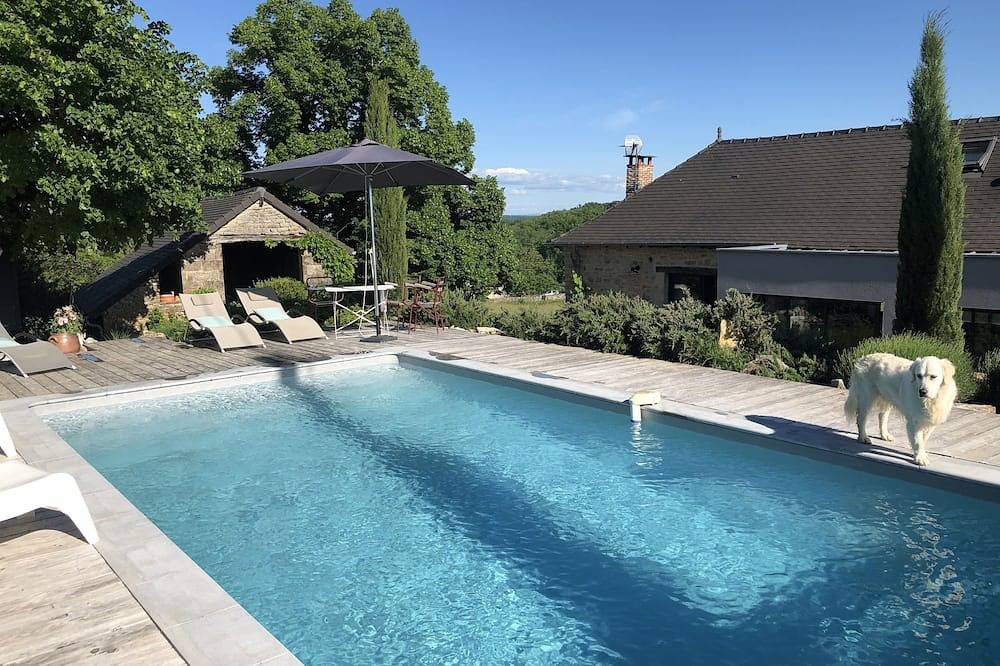 Gîte in stone house with swimming pool between sarlat and brive in Les Coteaux Périgourdins, Périgord Noir