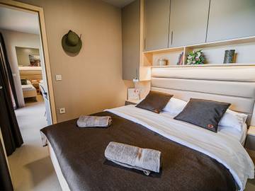 Mobil home pour 7 personnes, avec piscine ainsi que jardin et terrasse, adapté aux familles dans Brežice