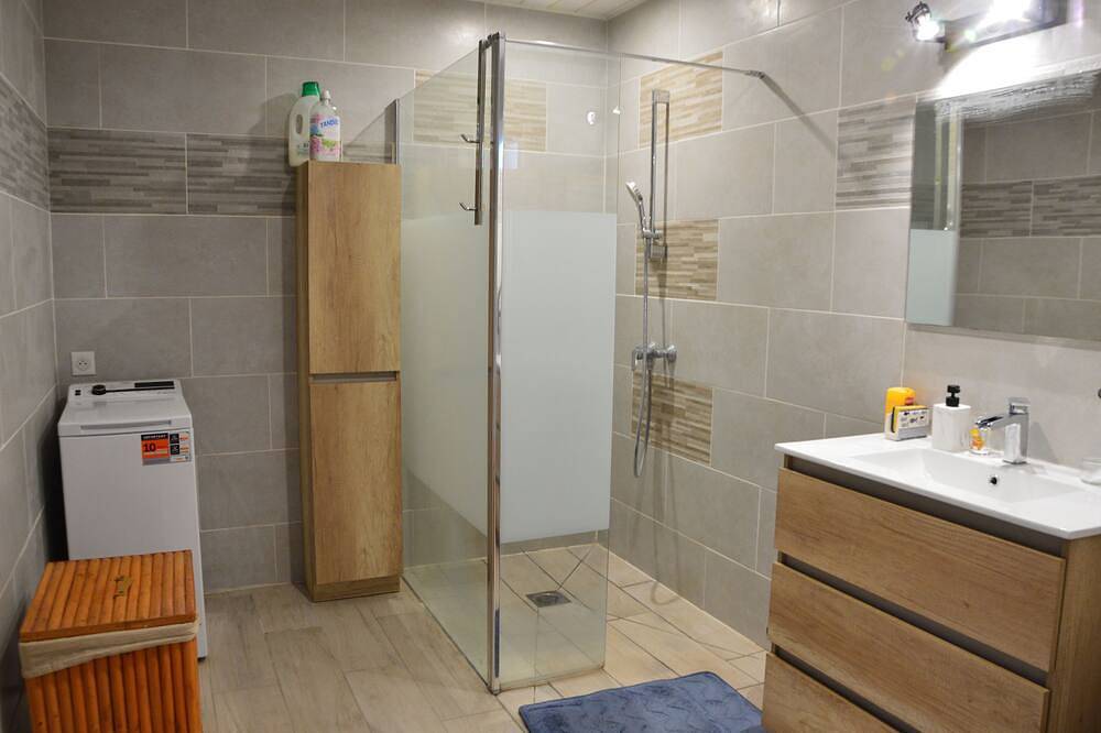 Ganze Wohnung, Cosy new apartment with wooded garden near Montauban town center in Montauban, Tarn-et-Garonne