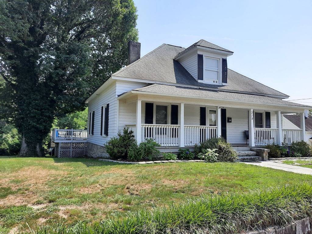 120 year old home located in the heart of Mayberry and the Yadkin Wine Valley in Mount Airy, Surry County