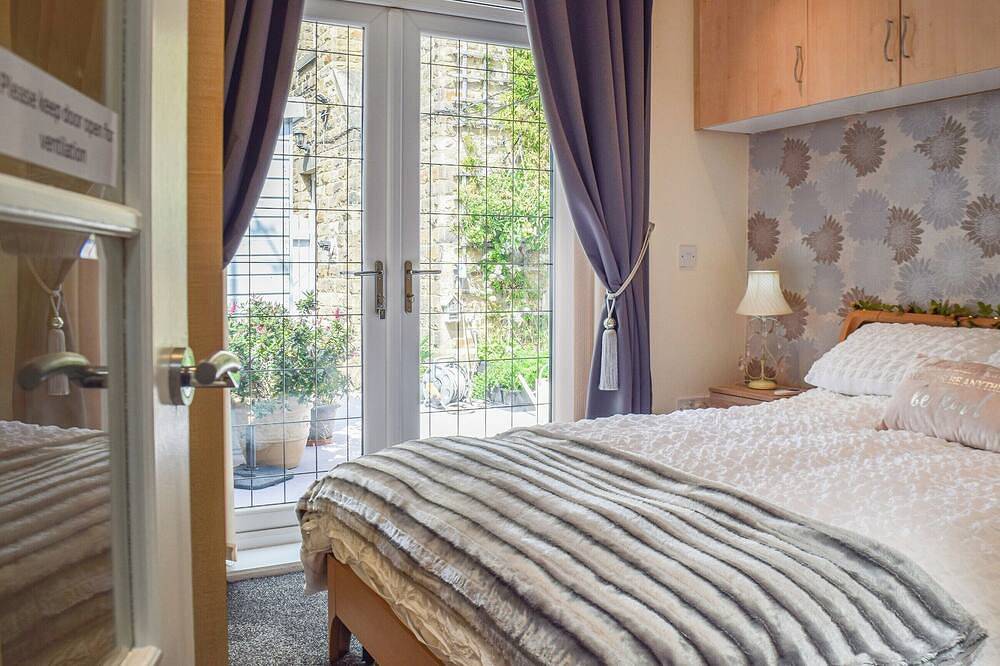 1 bedroom accommodation in Almondbury, near Huddersfield in Huddersfield, West Yorkshire