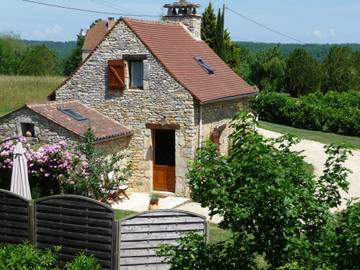 Location de vacances pour 3 personnes, avec piscine ainsi que jardin et terrasse à Salviac