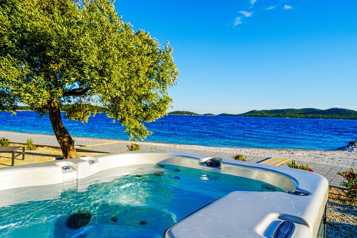 Villa für 5 Personen, mit Terrasse und Whirlpool, kinderfreundlich in Drage (Pakoštane)