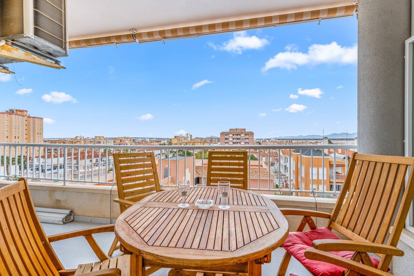 Entire apartment, Apartment 'Sunflower Flamencos' with Private Terrace, Wi-Fi and Air Conditioning in Santa Pola, Costa Blanca