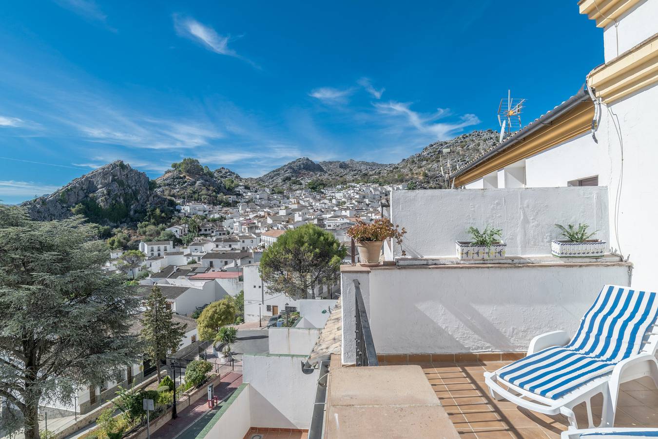 Apartamento entero, Apartamento 'Sierra Del Hacho Ático' con vistas a la montaña, terraza privada y aire acondicionado in Montejaque, Provincia de Málaga