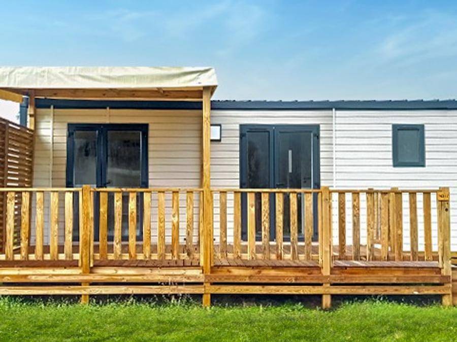 Amadria Park Camping Trogir - Mobilheim 4 personen - Comfort | 2 Schlafz. | 4 Pers. | Erhöhte Terrasse | Klimaanlage in Seget Vranjica, Split-Dalmatien