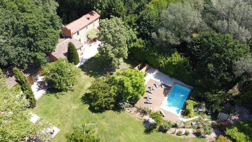 Chambre d’hôte pour 3 personnes, avec piscine et sauna ainsi que vue et jardin à Vedène