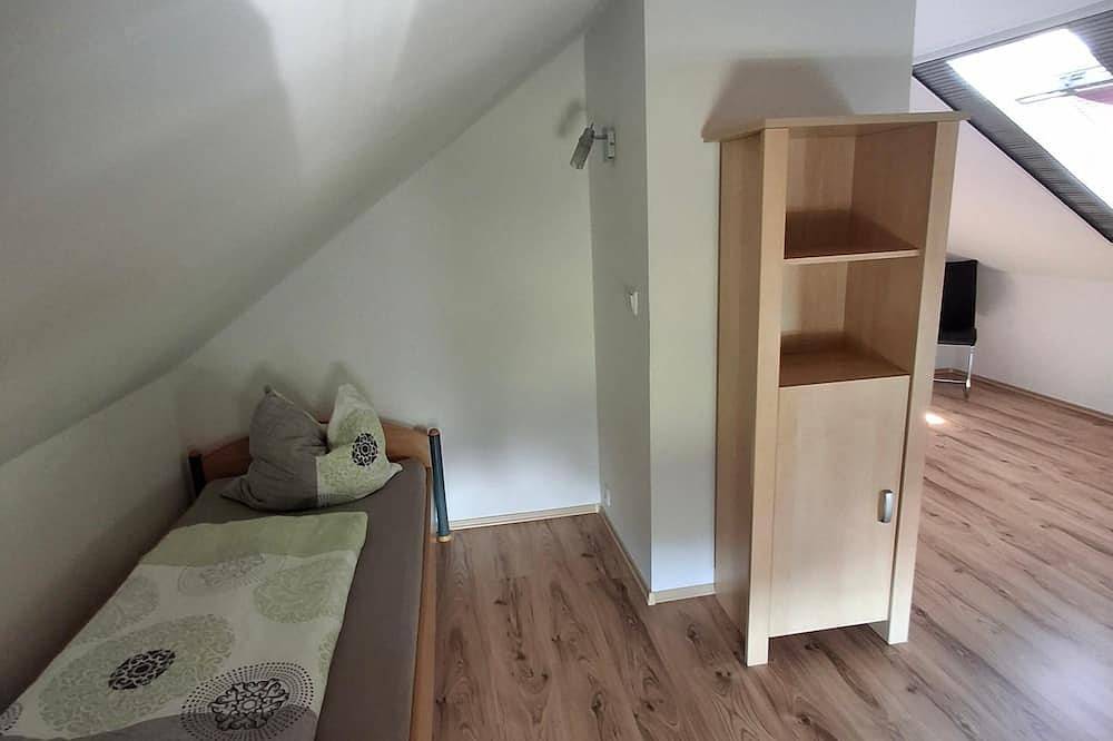 Ferienhaus 86 qm, 2 Schlafzimmer, Wohnzimmer mit Schlafcouch, Terrasse und Garten in Laufen, Rupertiwinkel