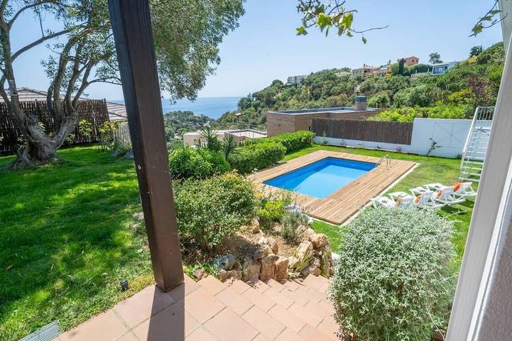 Vacation rental for 10 people, with yard and hot tub in Tossa de Mar