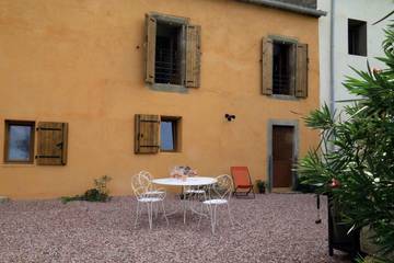 Gîte pour 4 personnes, avec jardin ainsi que terrasse et piscine à Laure-Minervois