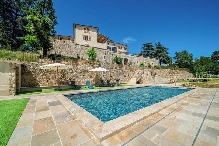 Chambre d’hôte pour 2 personnes, avec Terrasse et Jacuzzi ainsi que Jardin et Piscine dans les Alpes-de-Haute-Provence