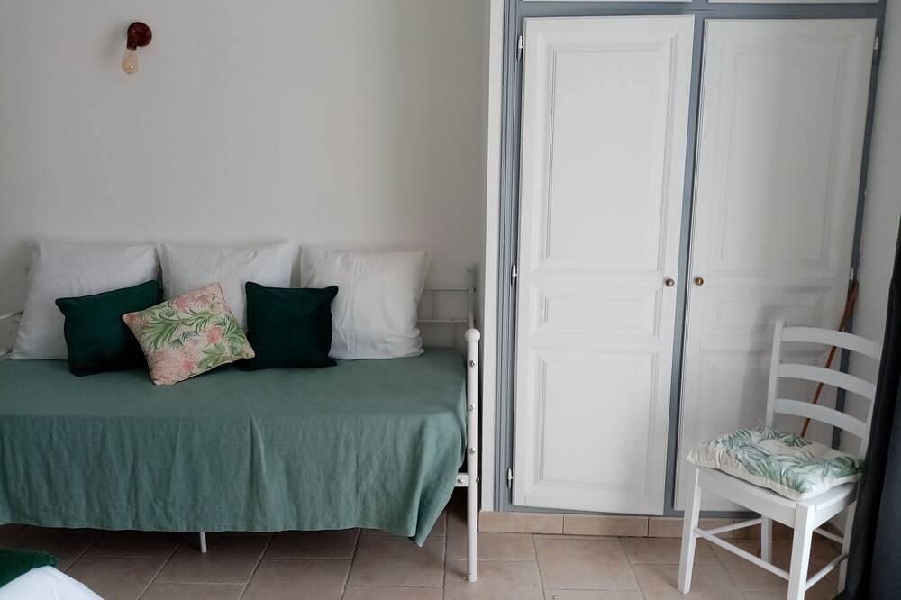 Appartement entier, Vue époustouflante, Studio au bord de la piscine dans un écrin de verdure. in Montauroux, Côte méditerranéenne (France)