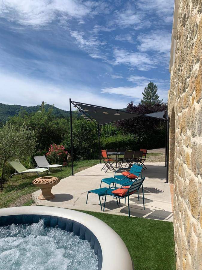 Gîte pour 4 personnes, avec Jacuzzi et Terrasse ainsi que Jardin et Vue à Prades (Rhône-Alps)