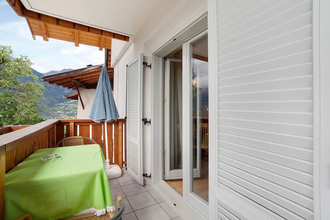 Ganze Wohnung, Ferienwohnung "Mosttragerhof Appartment Large" mit Bergblick, Gemeinschaftspool und Wlan in St. Georgen (Schenna), Schenna