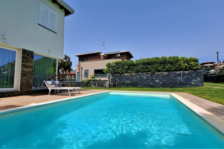 Casa vacanza per 11 persone, con giardino sull' Etna