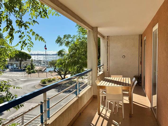 Gîte pour 6 personnes, avec Balcon ainsi que Terrasse et Vue dans Port Des Salettes Carqueiranne