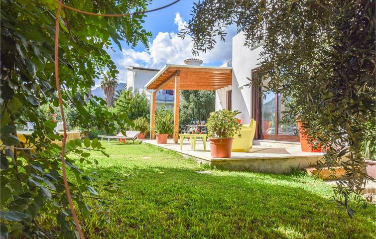 Sea View Apartment with Pool & Garden - 2km to Coast, 500m to Restaurant in Trabia, Palermo Province