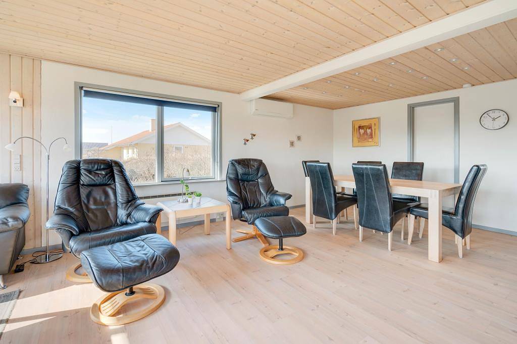 Holiday home with hot tub and sauna in peaceful location in Nørre Lyngvig, Hvide Sande