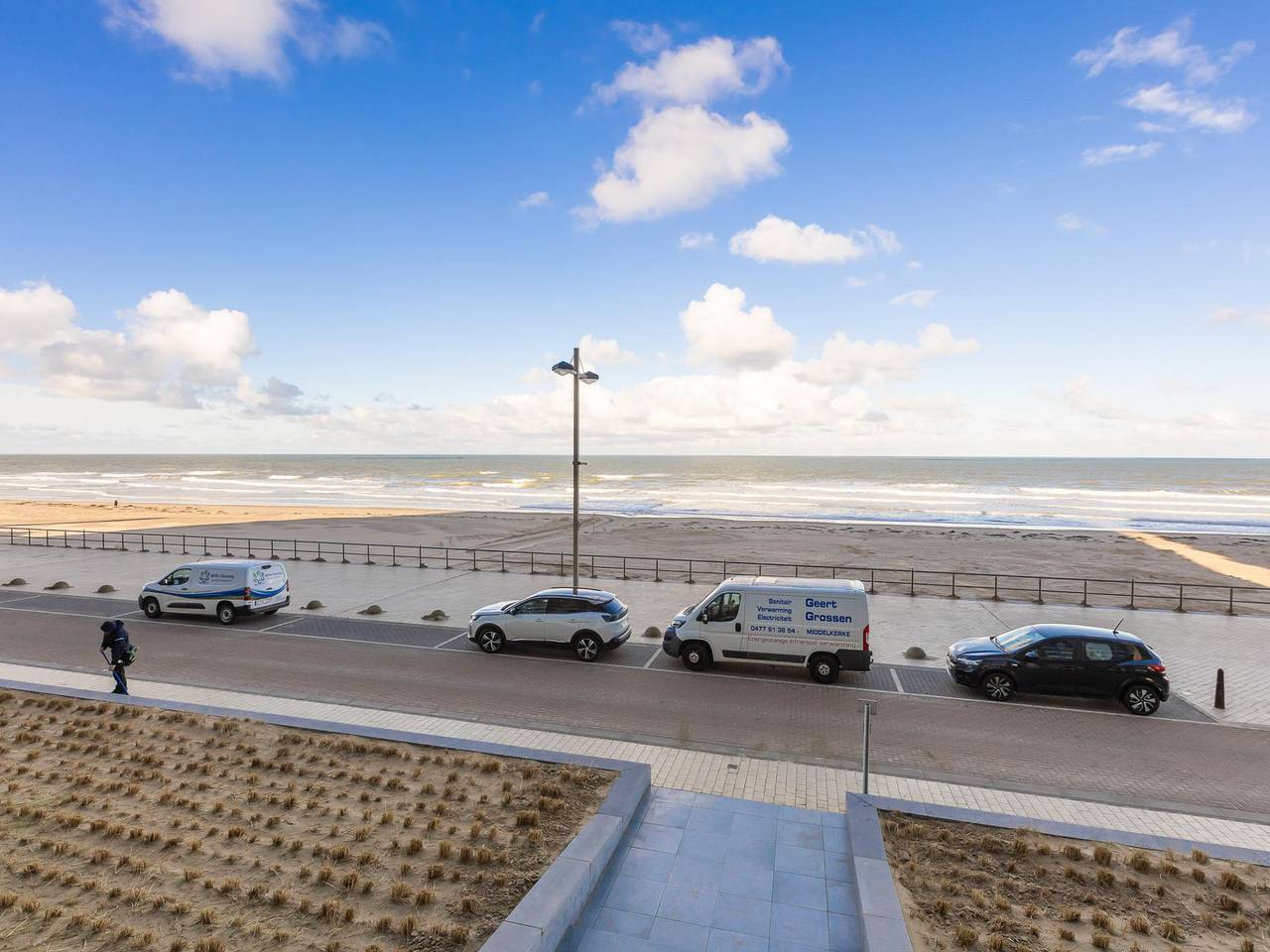 Entire apartment, Flat with frontal sea views and parking. in Middelkerke, Belgian Coast