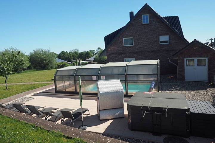 Ferienhaus für 14 Personen, mit Whirlpool und Terrasse sowie Garten und Pool