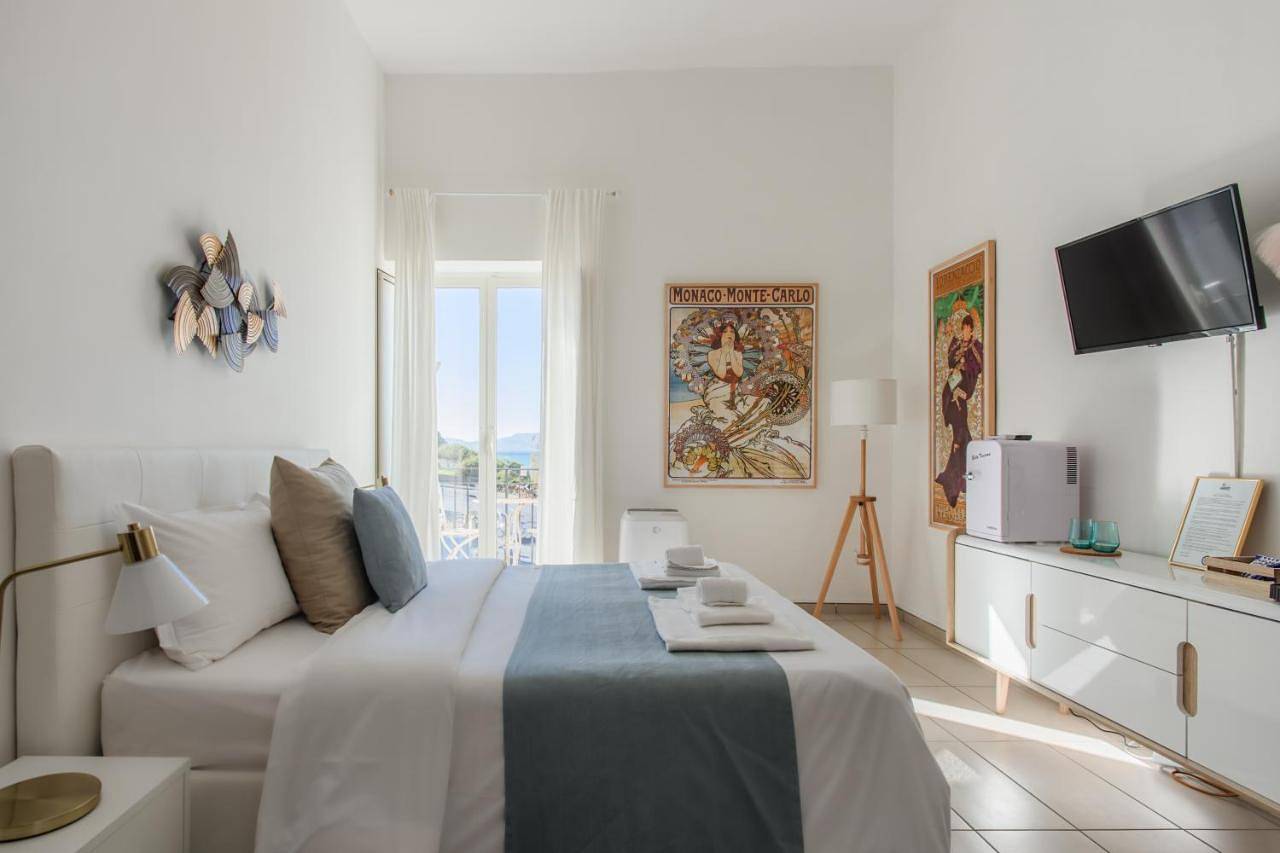 Deluxe Double Room with Sea View in Spiaggia di Torregaveta, Monte di Procida