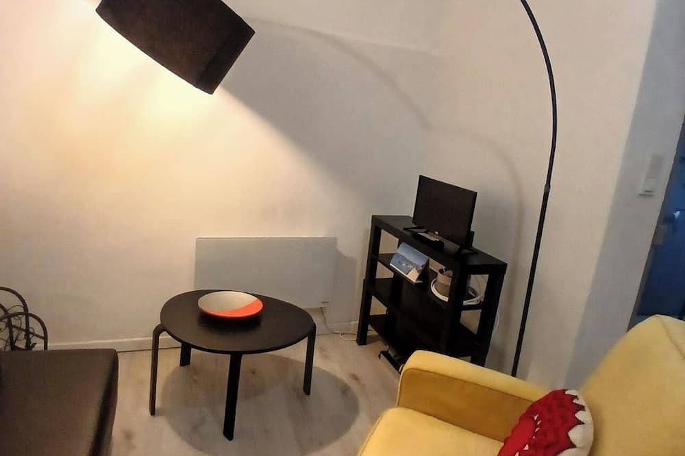 Entire apartment, Lovely apartment in village house, pedestrian street, right in the center of town. in Auriol, Mediterranean Coast (France)