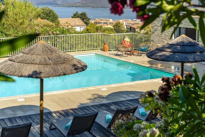 Villa pour 6 personnes, avec jacuzzi ainsi que piscine et jardin à Propriano