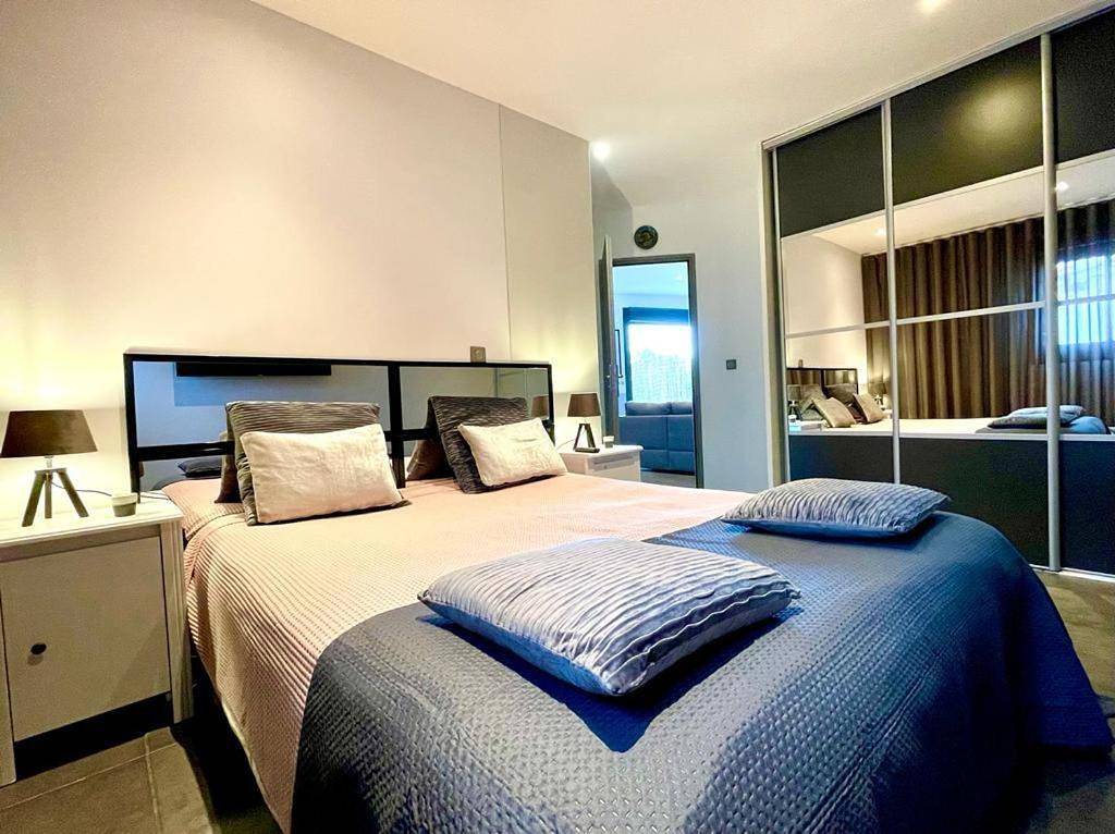Appartement entier, Two-Bedroom Apartment in Istres, Côte méditerranéenne (France)