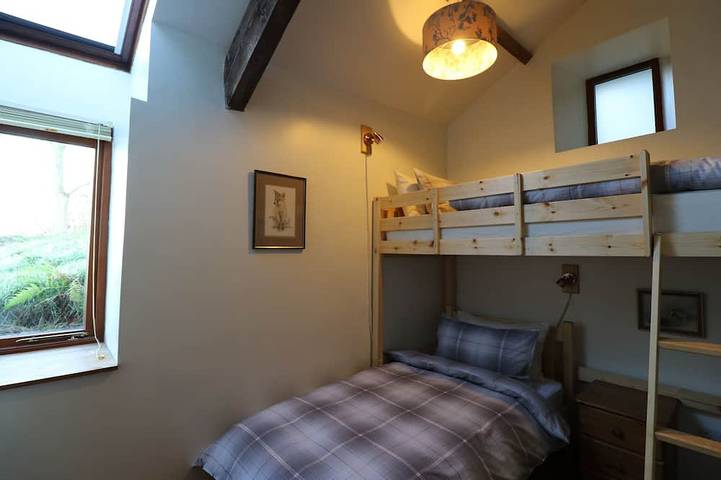 A charming ground-floor cottage with scenic valley views in Ceredigion