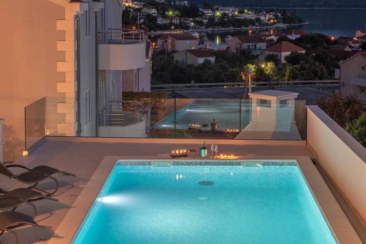 Apartament wakacyjny dla 5 osób, z basen i widok oraz ogród w Seget Vranjica