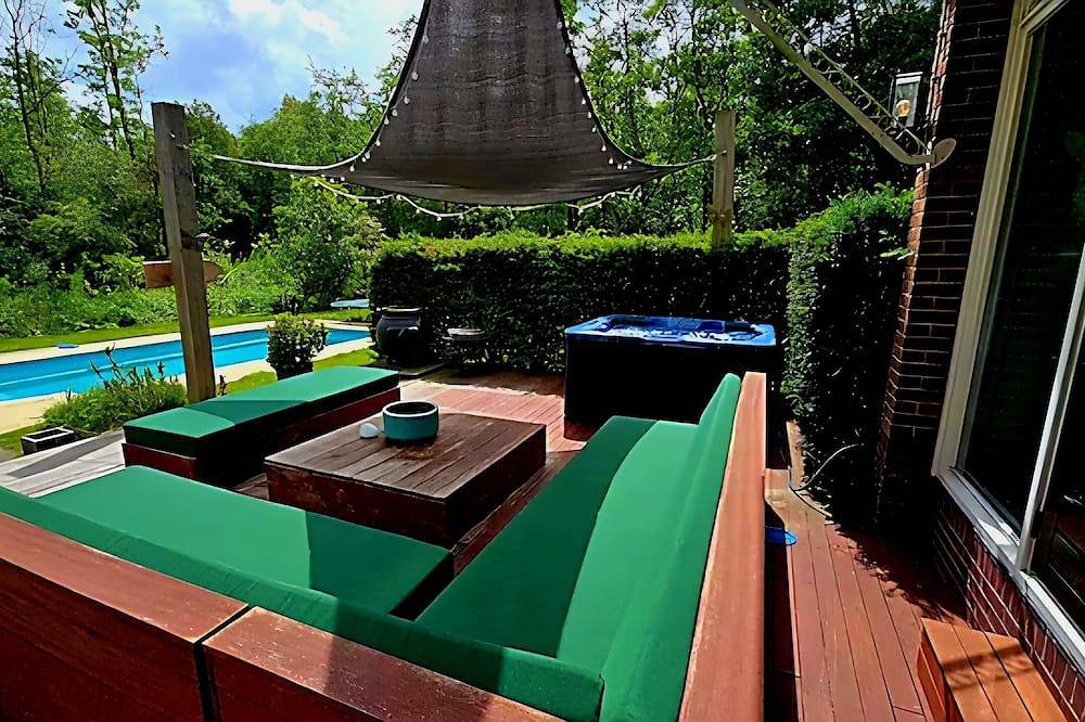 Villa in the forrest of Amsterdam with Pool and Jacuzzi in Velsen-Zuid, Niederländische Nordsee