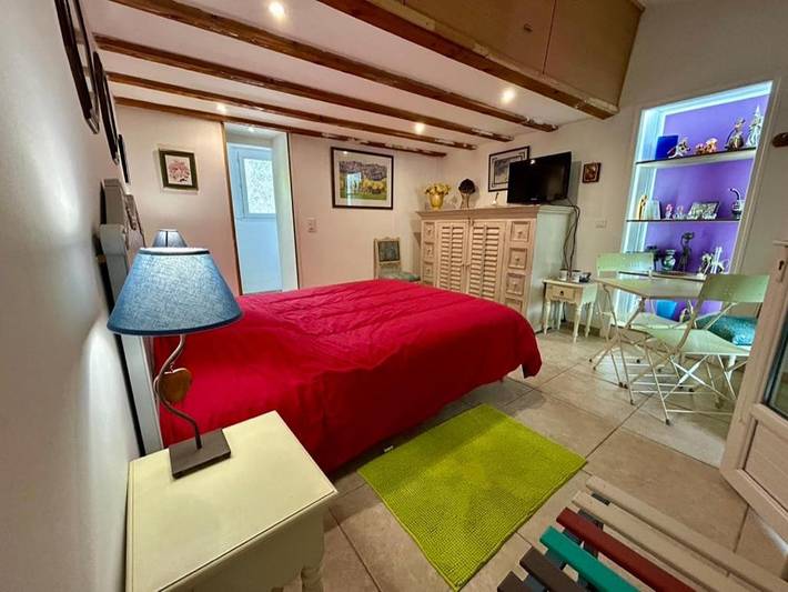 Chambre d’hôte pour 2 personnes, avec terrasse ainsi que piscine et jardin, animaux acceptés
