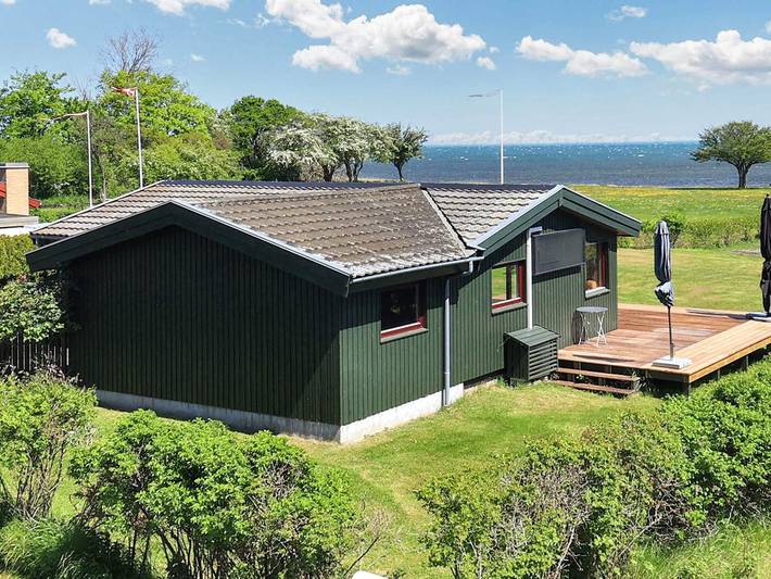Ferieudlejning for 6 personer, med Terrasse og Have i Præstø