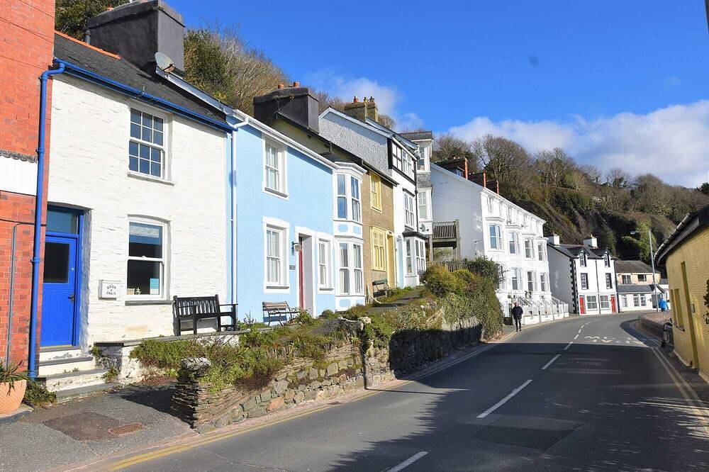 Cosy, Traditional Welsh 2 Bedroom Sea Front Cottage Sleeping 4 Guests in Aberdyfi, Aberdovey