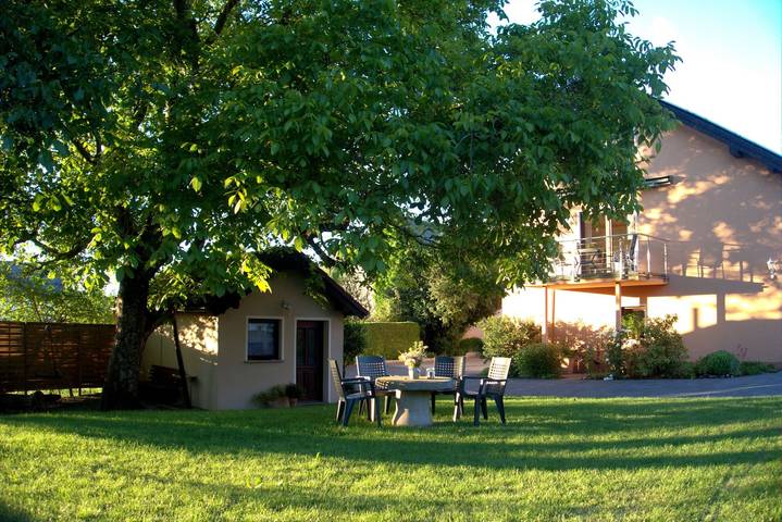 Ferienwohnung für 10 Personen, mit Terrasse und Sauna sowie Garten in Nimshuscheid